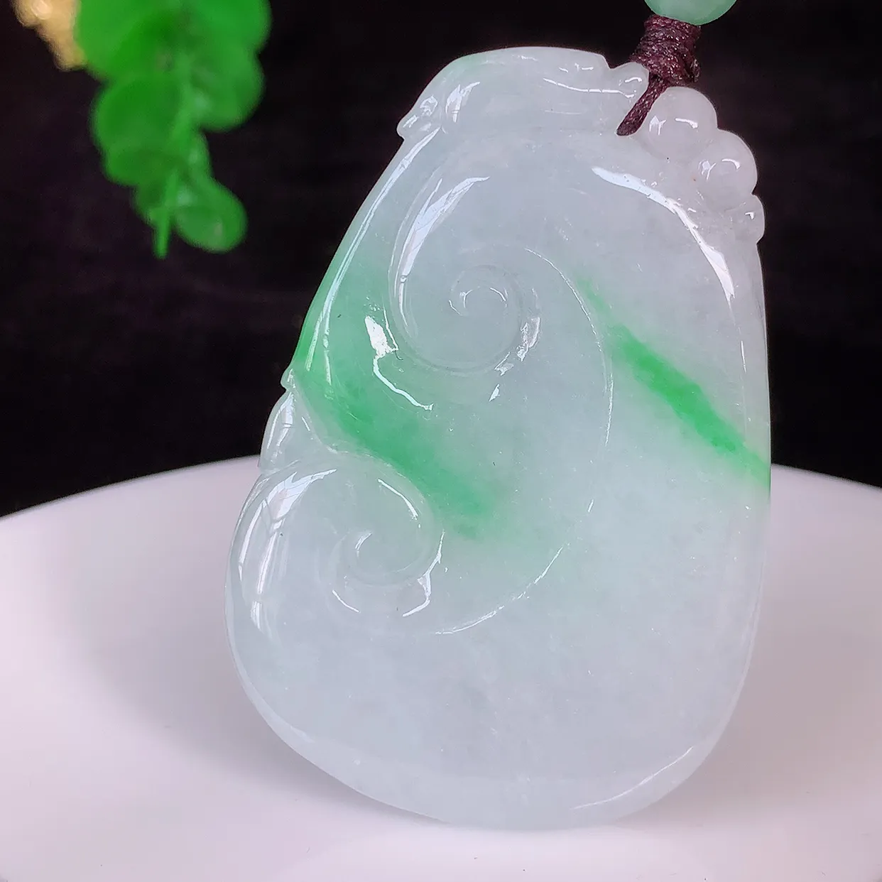 自然光实拍，冰润飘绿翡翠如意吊坠，冰透，翠色灵动，饱满，万事如意，如意一生，配戴精美！#46.27
