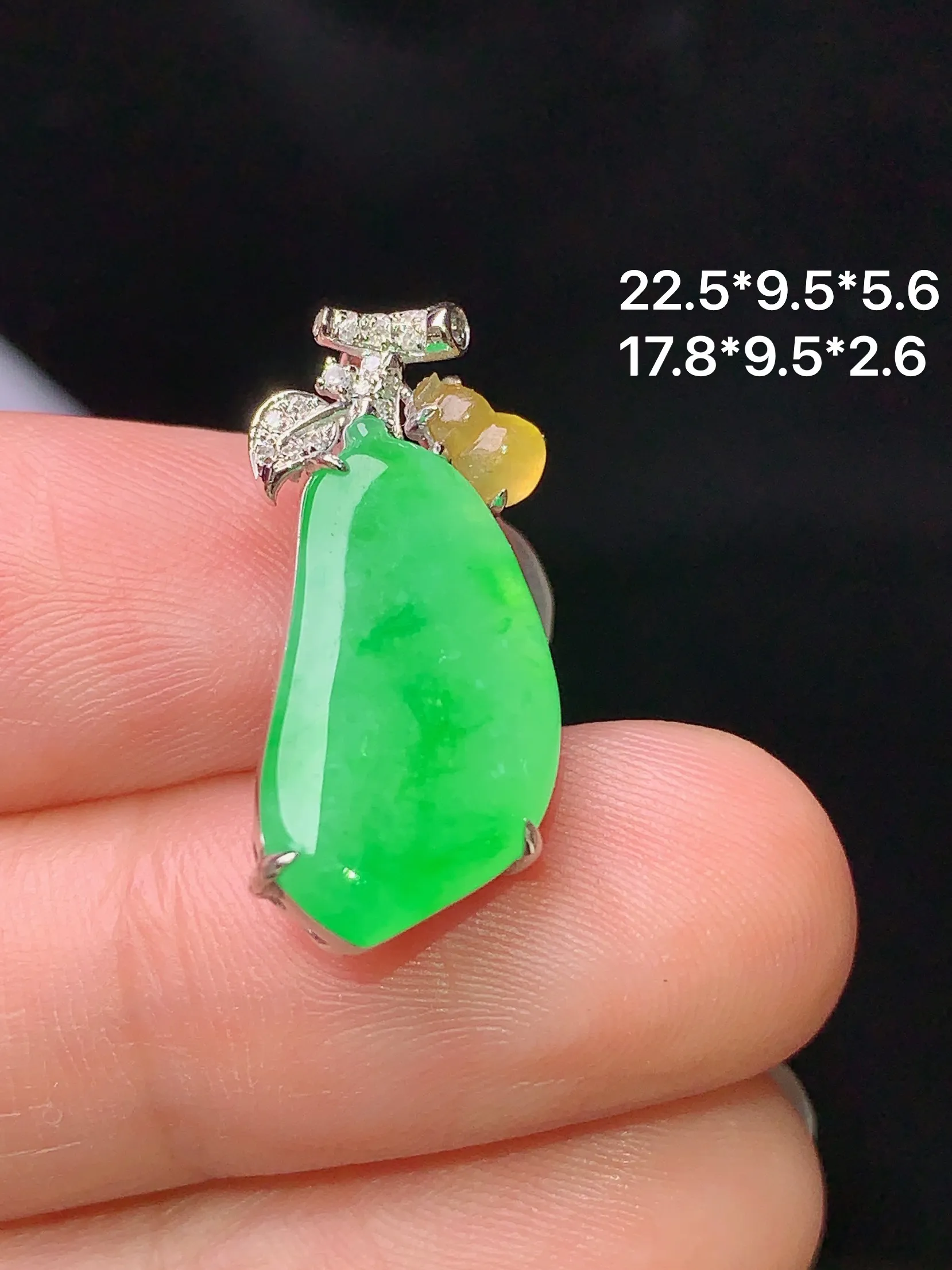 18k金钻镶嵌翠绿福瓜吊坠 玉质细腻 色泽清新艳丽 整体尺寸22.5*9.5*5.6