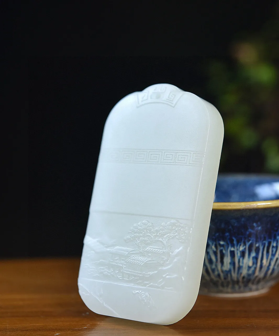 天然和田玉.羊脂玉.山水意境.玉牌.玉质细腻油润.工艺精湛流畅.光华内敛.不彰不显.移步换景卷入江山