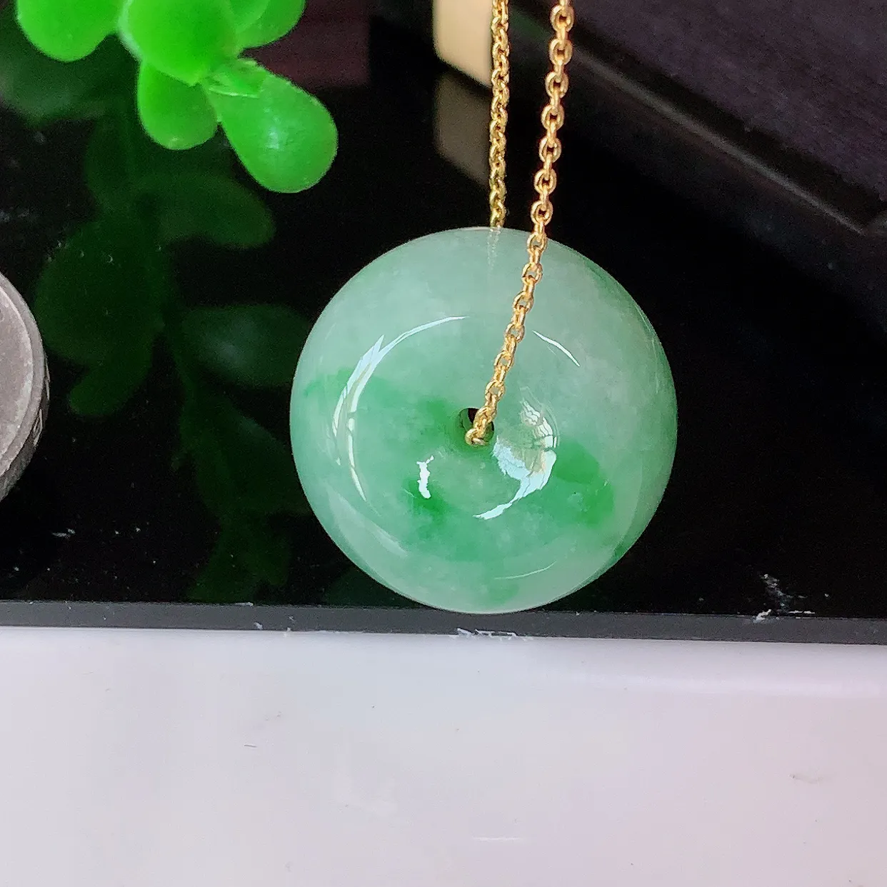 自然光实拍，冰润飘绿路路通翡翠吊坠，寓意时来运转、财源滚滚，款式新颖时尚，日常百搭的款！#05.27