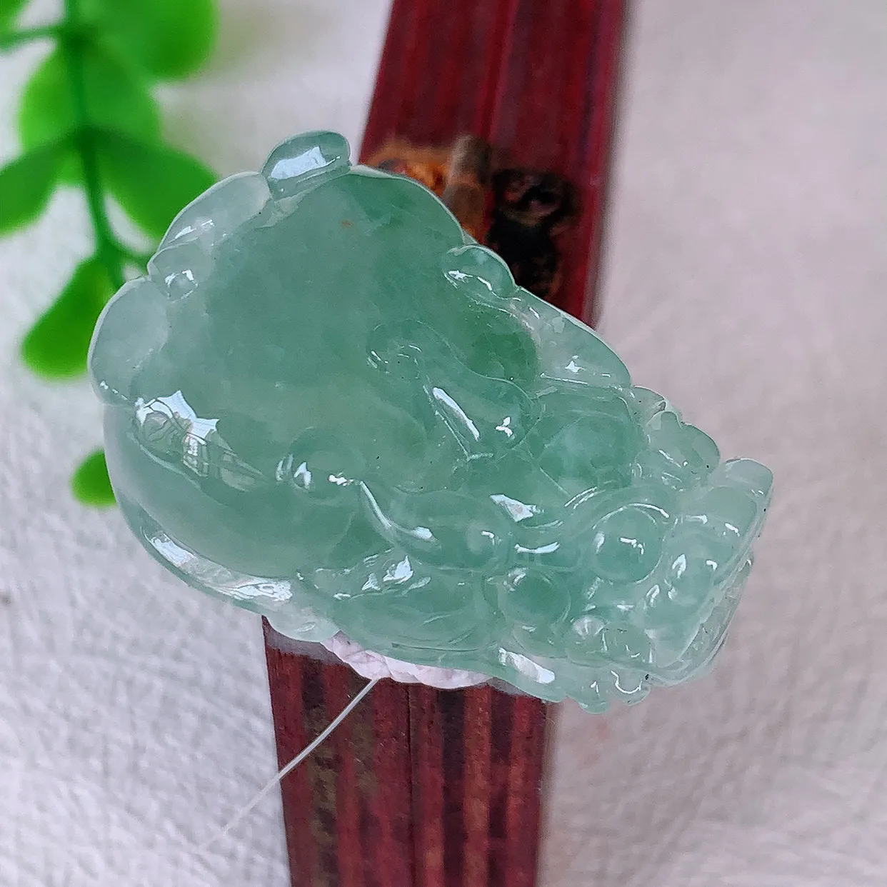 自然光实拍，冰胶飘花招财貔貅吊坠，民间有“一摸貔貅运程旺盛，再摸貔貅财运滚滚，三摸貔貅平步青云 ”的美好祝愿。#46.27