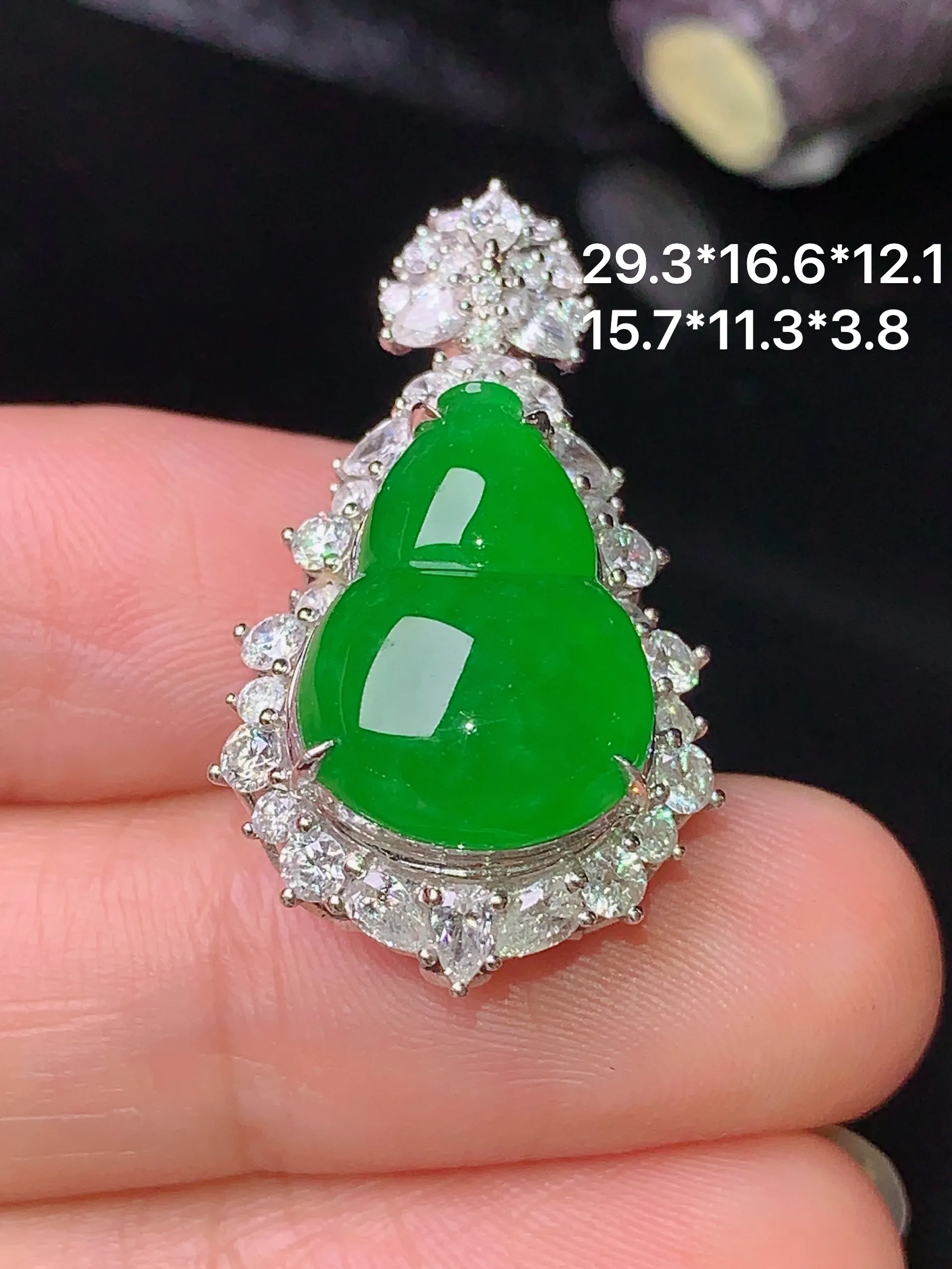 18k金钻镶嵌满绿葫芦吊坠 玉质细腻 色泽清新艳丽 整体尺寸29.3*16.6*12.1