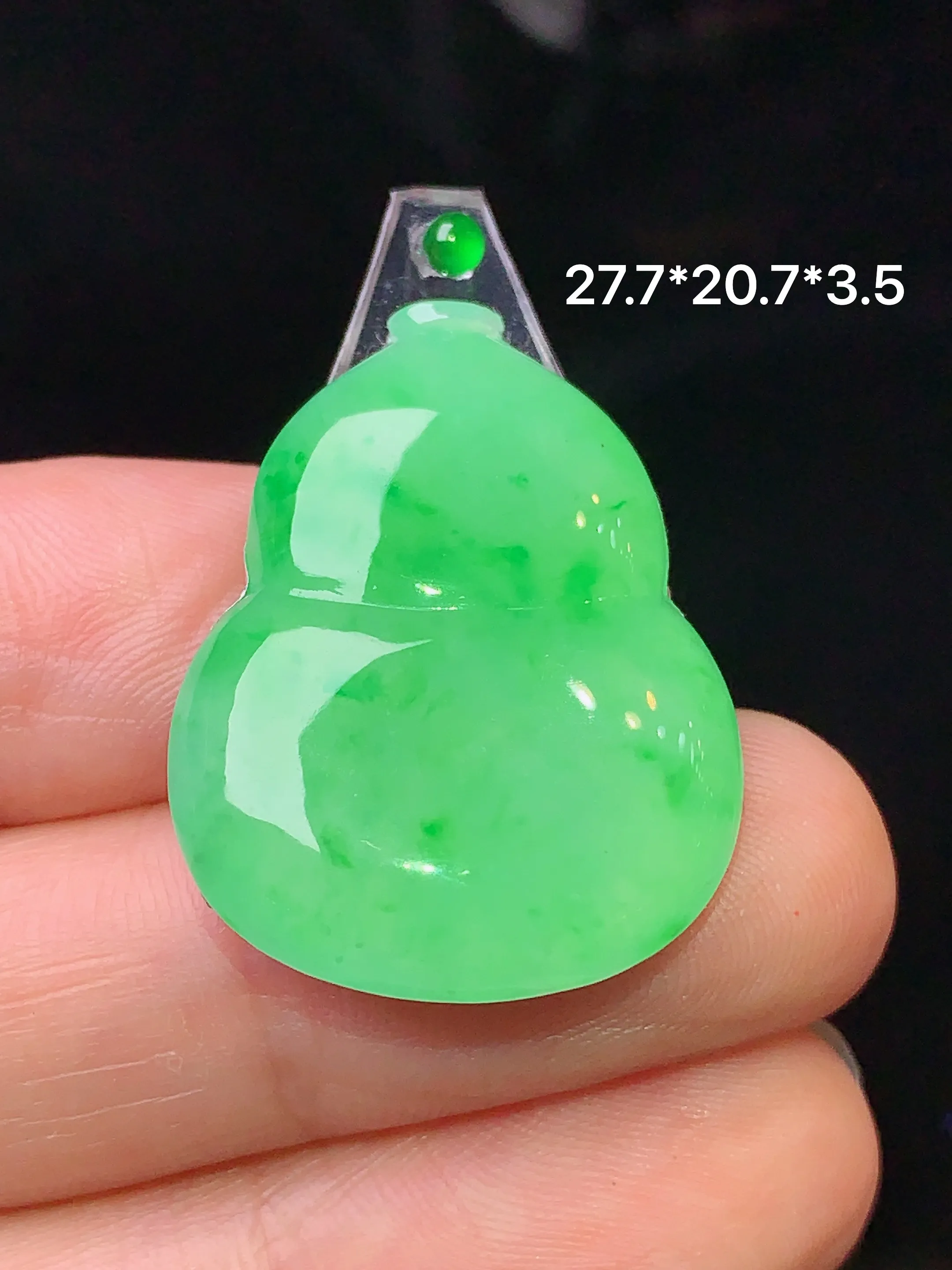 镶嵌款 翠绿葫芦吊坠 玉质细腻 色泽清新艳丽 整体尺寸27.7*20.7*3.5