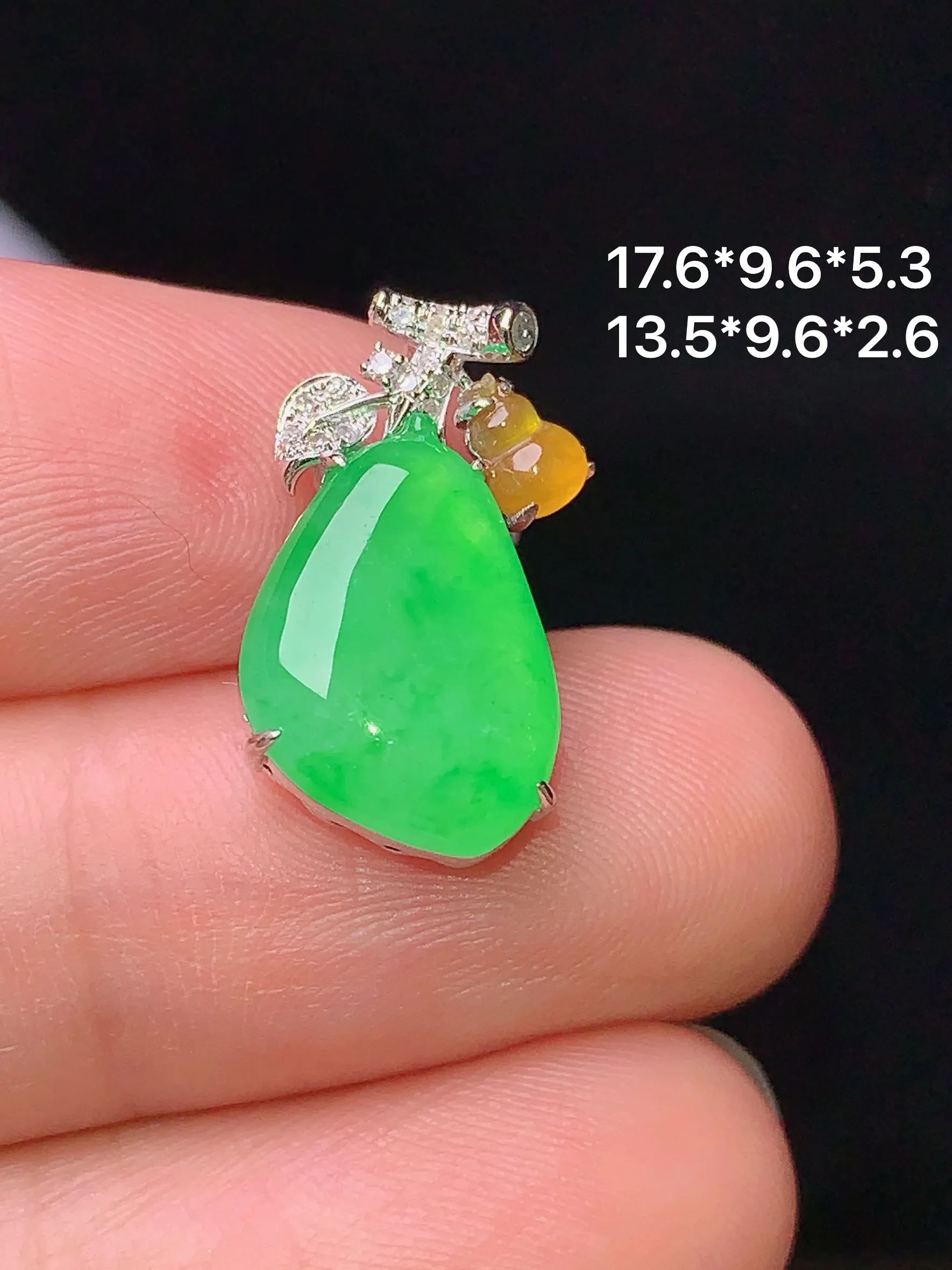 18k金钻镶嵌翠绿福瓜吊坠 玉质细腻 色泽清新艳丽 整体尺寸17.6*9.6*5.3