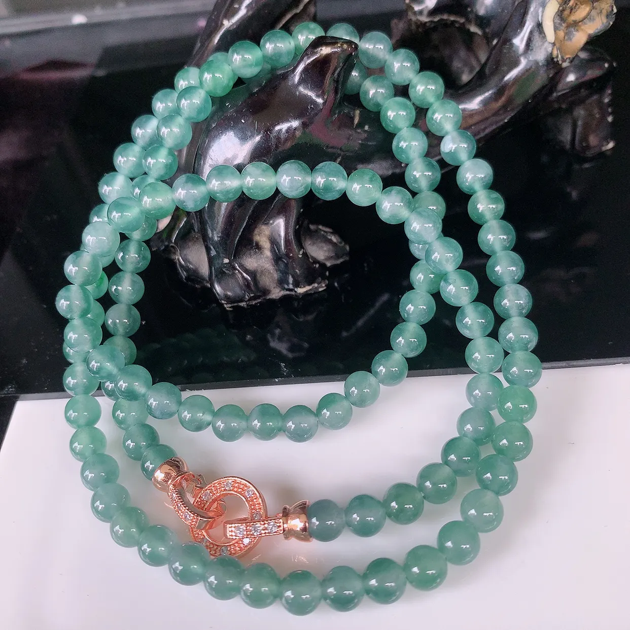 自然光实拍，冰种圆珠翡翠项链，香淡如茶清，似无又若长，妙明清净，值得回味。珠圆玉润，玉质细腻，佩戴效