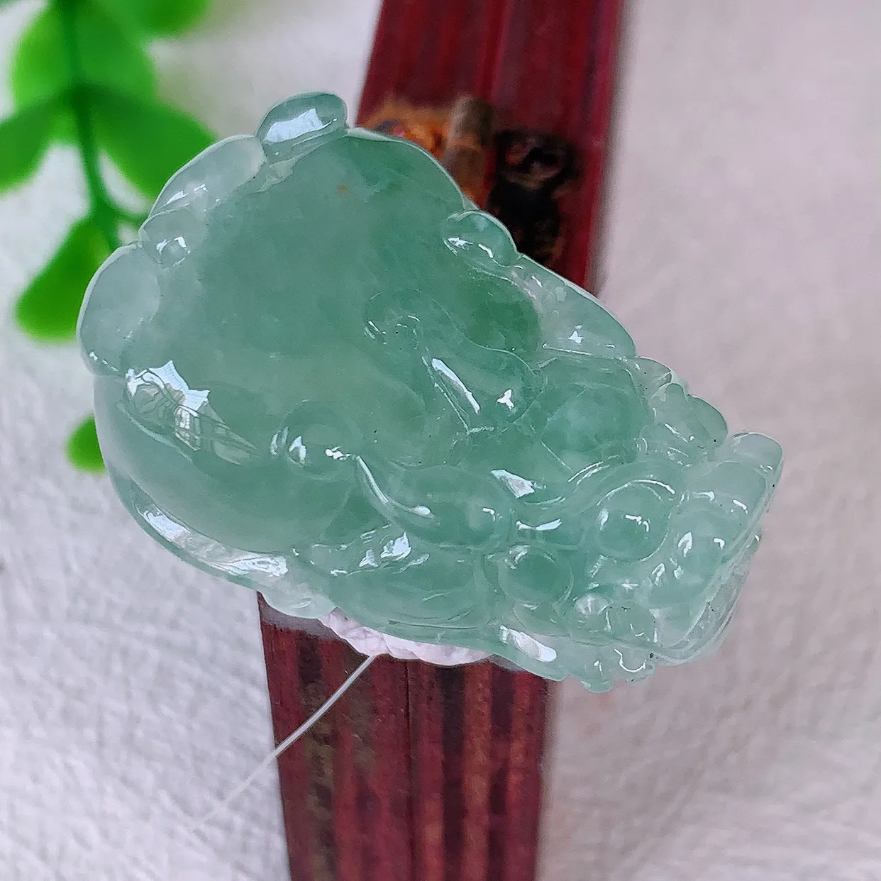自然光实拍，冰胶飘花招财貔貅吊坠，民间有“一摸貔貅运程旺盛，再摸貔貅财运滚滚，三摸貔貅平步青云 ”的美好祝愿。#46.27
