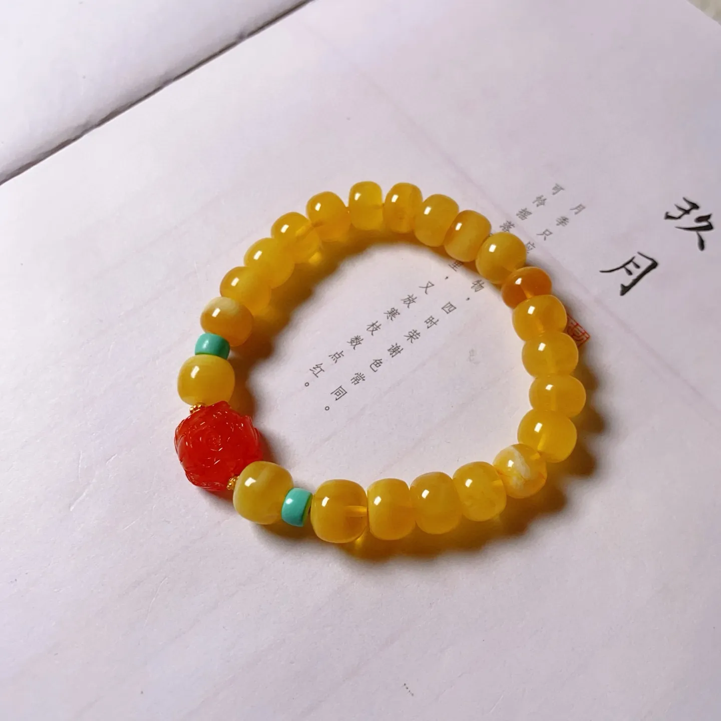天然精品原矿蜜蜡老型珠手链，颜色漂亮，实物超美，搭配川料南红花，纯手工雕刻，手链9.3mm