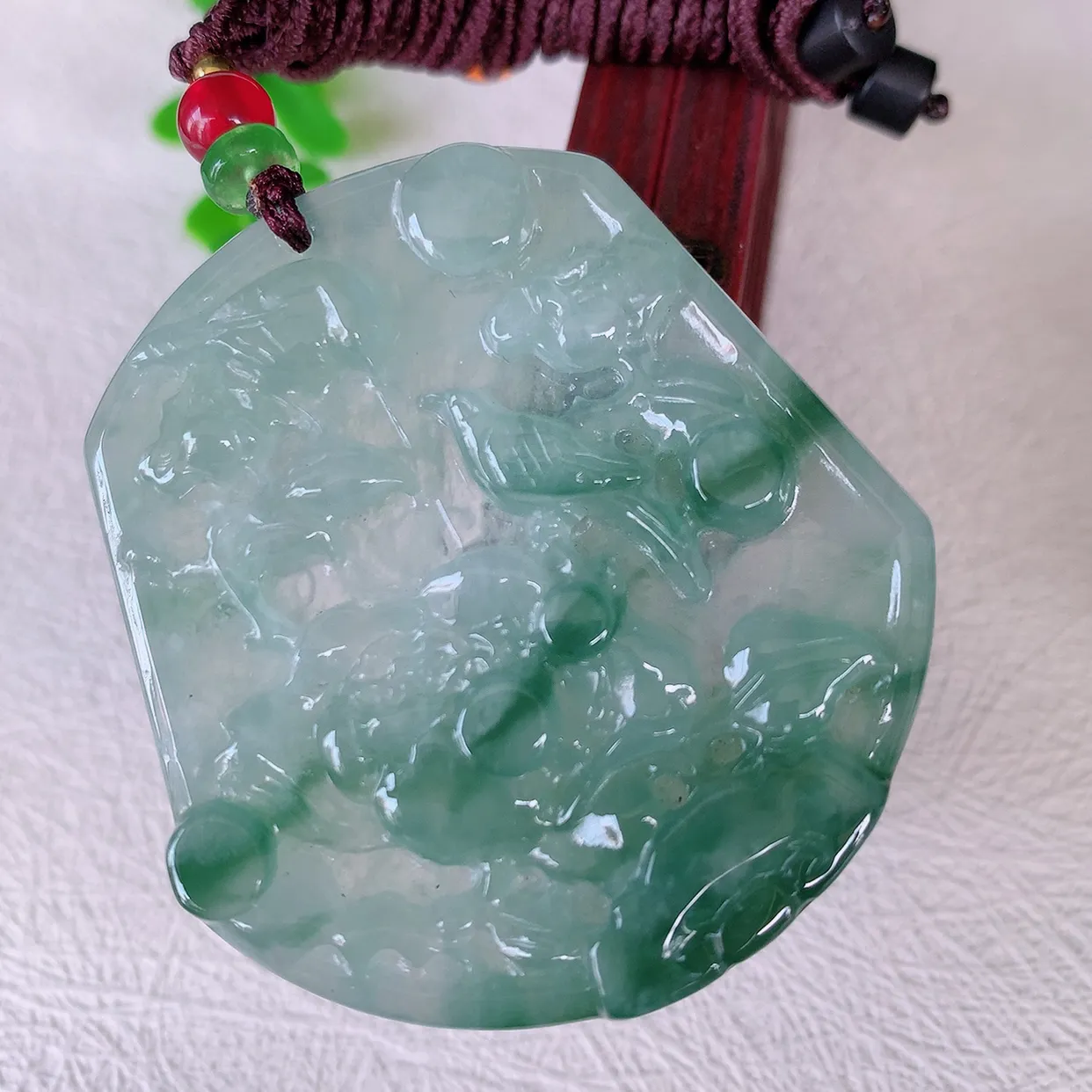 自然光实拍，冰种飘花翡翠喜上眉梢吊坠，时人之家，闻鹊声皆以为喜，故谓喜鹊报喜。”题材有喜上眉梢，双喜临门，花开富贵的美好意义。性价比超值！#46.27