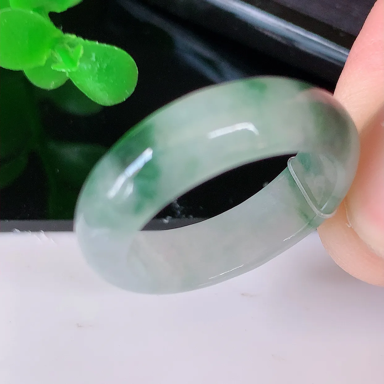 自然光实拍，18mm内径冰飘花翡翠指环，玉戒指，玉质莹润，好精美好冰润的指环，17圈口，上手纤巧！#49.27