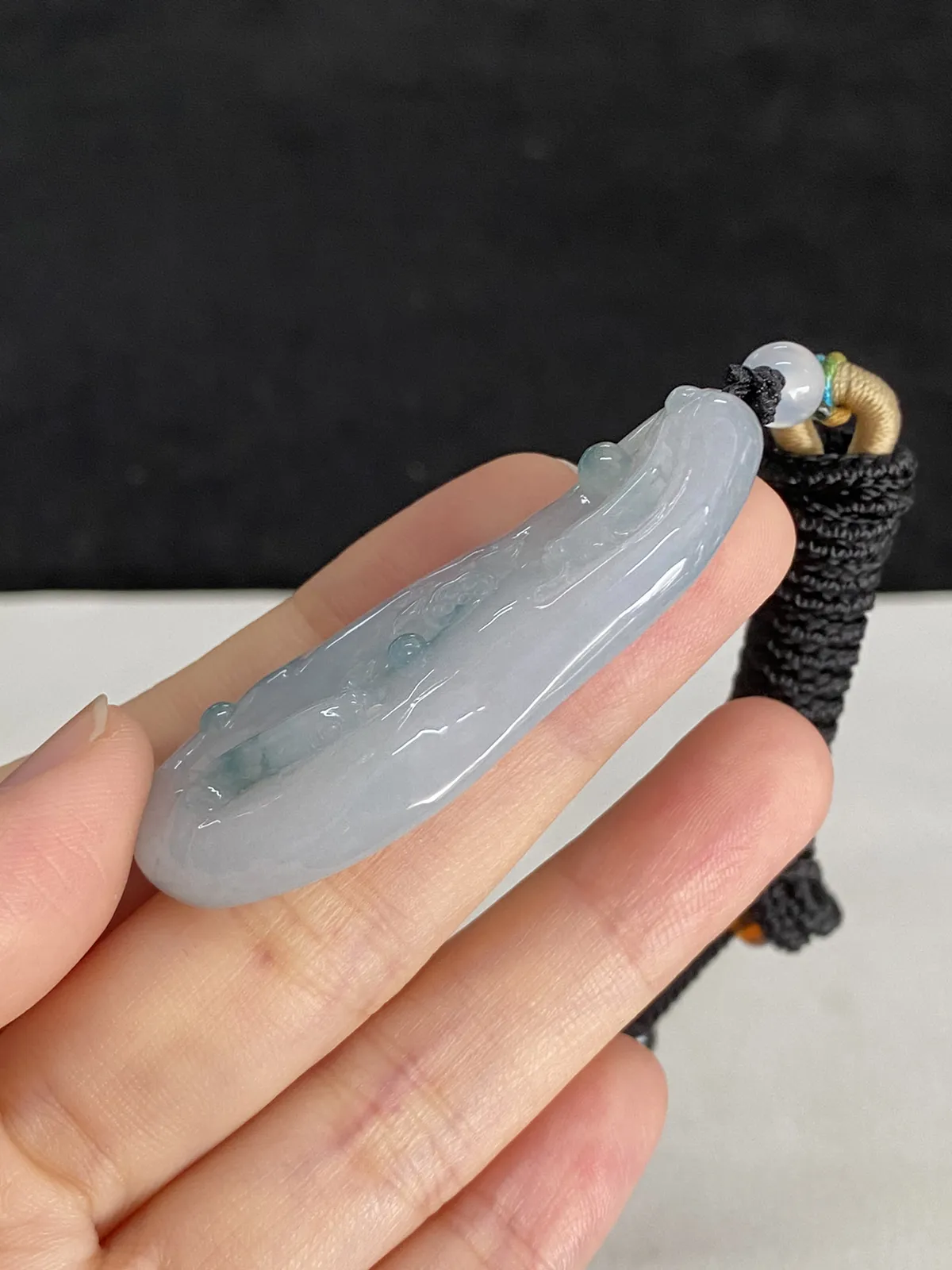 翡翠糯化种白色吊坠，“力争上游” 配珠未测