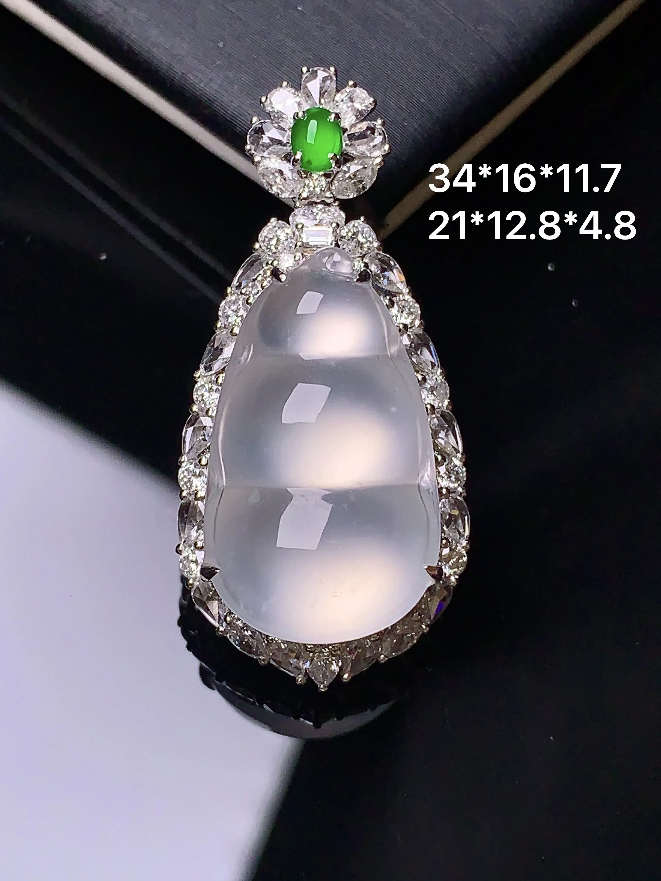 18k金钻镶嵌冰种四季豆吊坠 玉质细腻 色泽清新艳丽 整体尺寸34*16*11.7