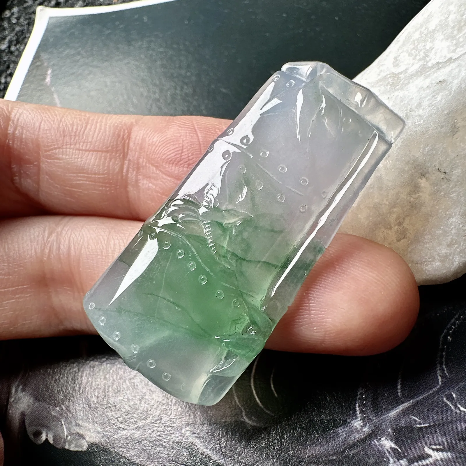 【冰种飘绿节节高吊坠】步步高升，质地细腻，通透闪耀，光可鉴人，佳品推荐