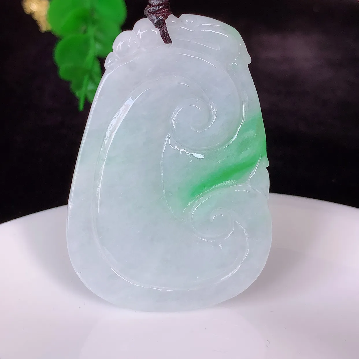 自然光实拍，冰润飘绿翡翠如意吊坠，冰透，翠色灵动，饱满，万事如意，如意一生，配戴精美！#46.27