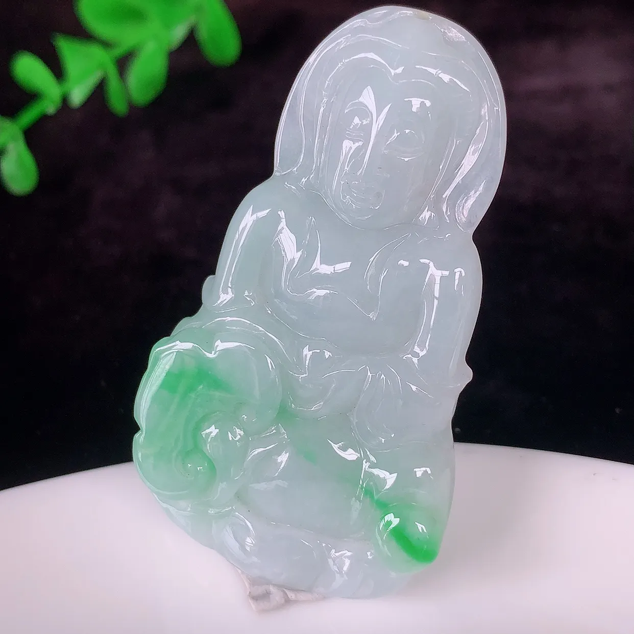 自然光实拍，冰润飘绿观音菩萨吊坠，赐福翡翠观音，翠绿迷人，观音面相端庄，佩戴时尚出众！#46.29