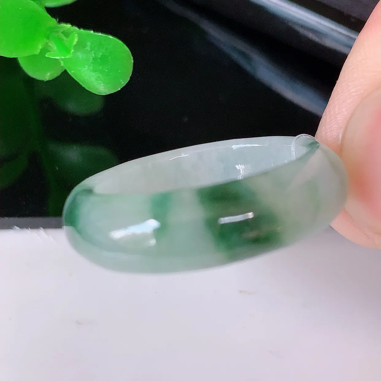 自然光实拍，18mm内径冰飘花翡翠指环，玉戒指，玉质莹润，好精美好冰润的指环，17圈口，上手纤巧！#49.27