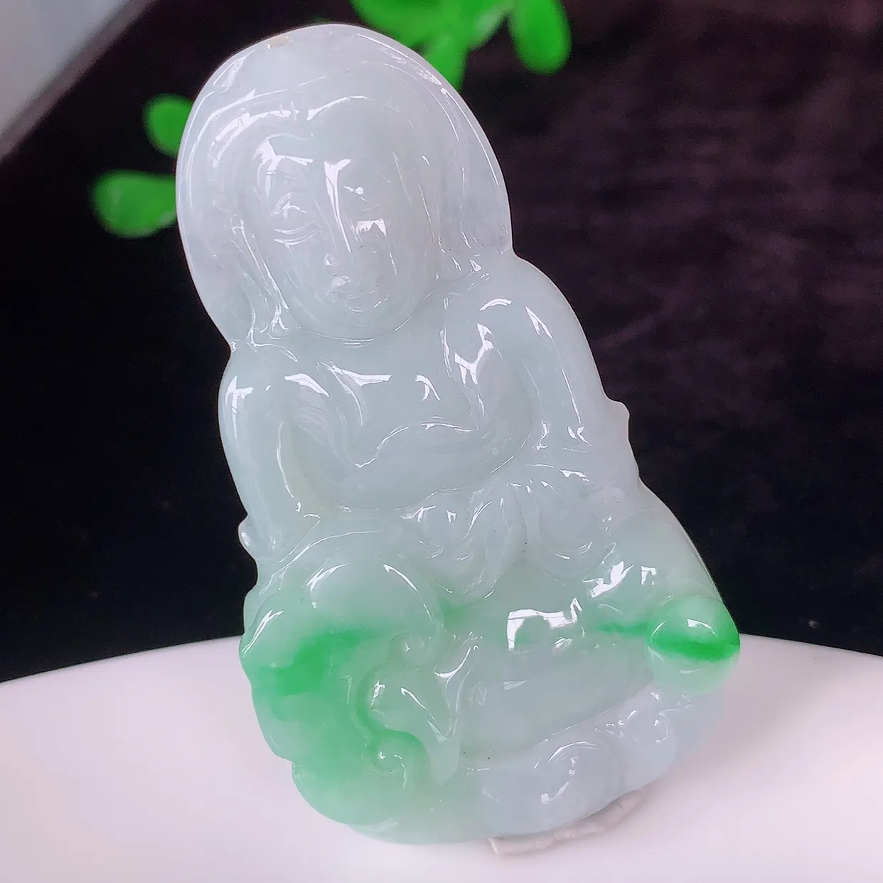 自然光实拍，冰润飘绿观音菩萨吊坠，赐福翡翠观音，翠绿迷人，观音面相端庄，佩戴时尚出众！#46.29