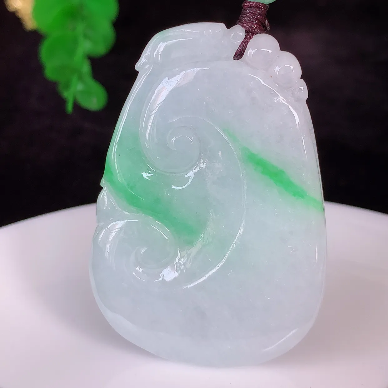 自然光实拍，冰润飘绿翡翠如意吊坠，冰透，翠色灵动，饱满，万事如意，如意一生，配戴精美！#46.27