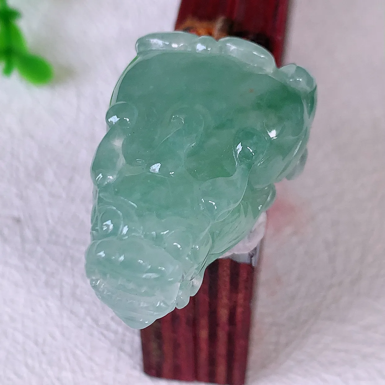 自然光实拍，冰胶飘花招财貔貅吊坠，民间有“一摸貔貅运程旺盛，再摸貔貅财运滚滚，三摸貔貅平步青云 ”的美好祝愿。#46.27