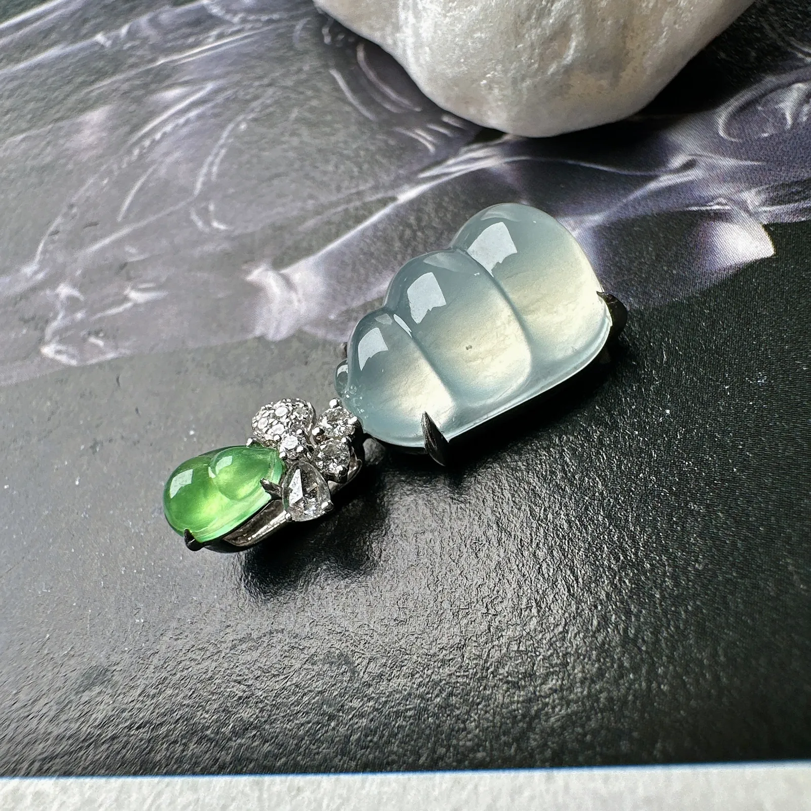 【冰种福豆吊坠】小精品，种地上乘，冰感十足，通透起光，饱满圆润，18k金钻镶嵌，裸石尺寸13.6*10.3*5.8毫米。