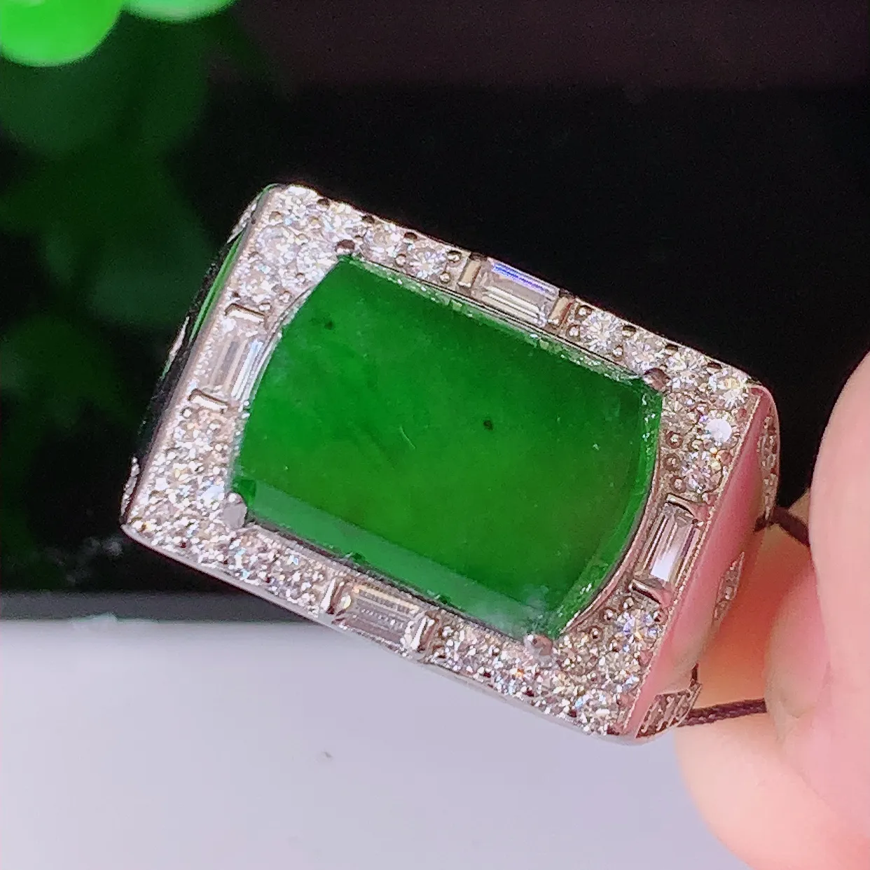 冰透满绿翡翠马鞍925银镶嵌戒指，自然光实拍，翠色灵动，颜色漂亮，种老水足，品相佳，佩戴佳品！#97.27整体28.5*19.5*6.5裸石13.8*9.6（圈口可调大小）