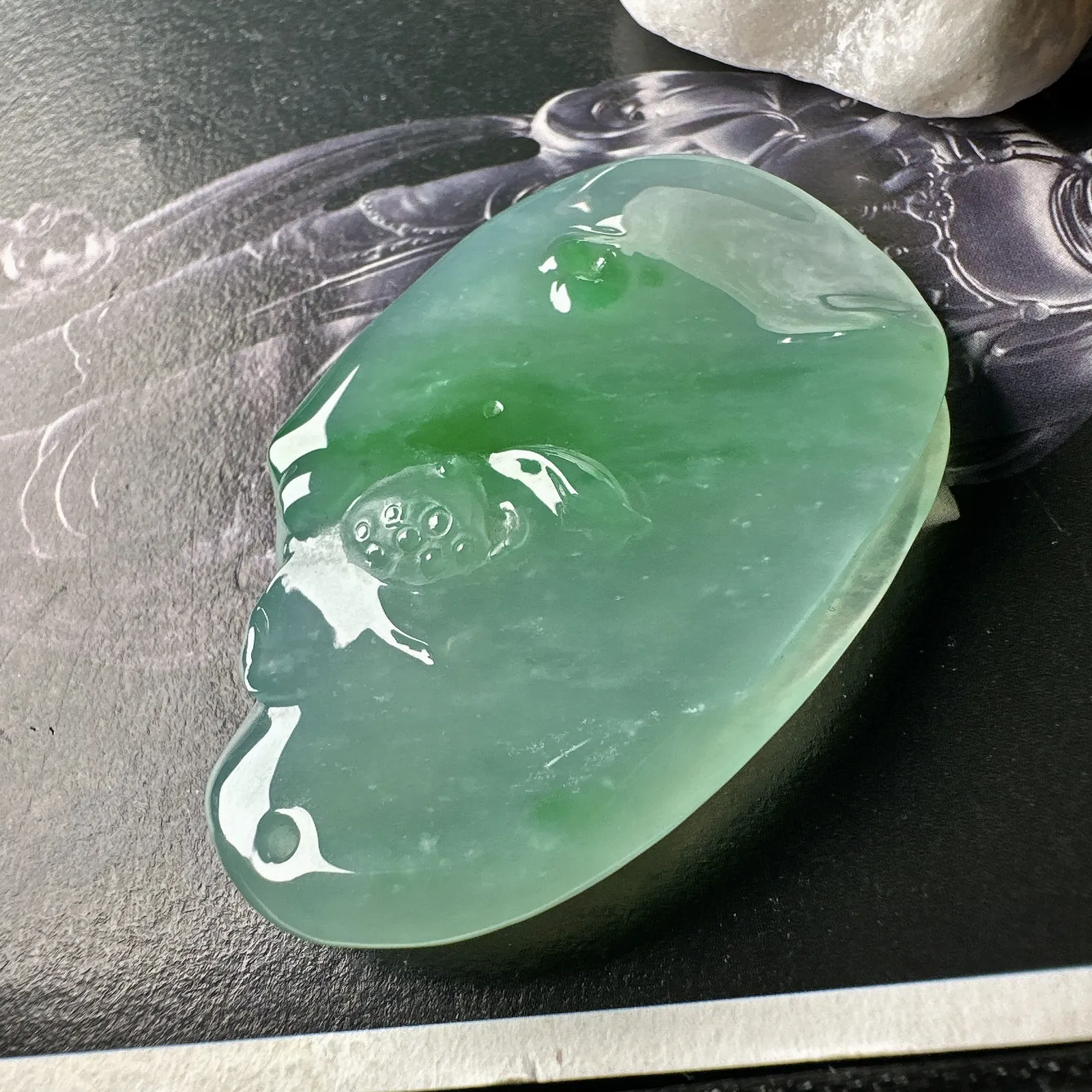 【冰种飘绿荷花】胶块料，质地细腻，水润感好，雕琢非常精细，