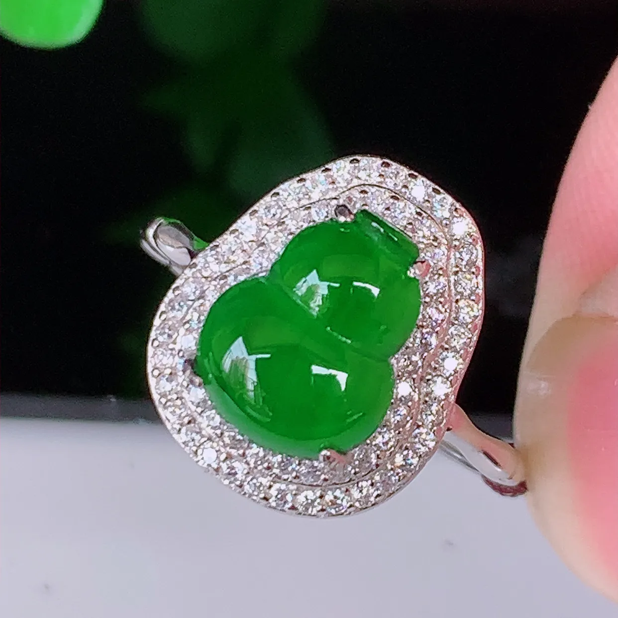 冰透满绿葫芦翡翠925银镶嵌戒指，自然光实拍，翠色灵动，颜色漂亮，种老水足，品相佳，佩戴佳品！#97.27整体27*18*9.5裸石10/7.5（圈口可调大小）