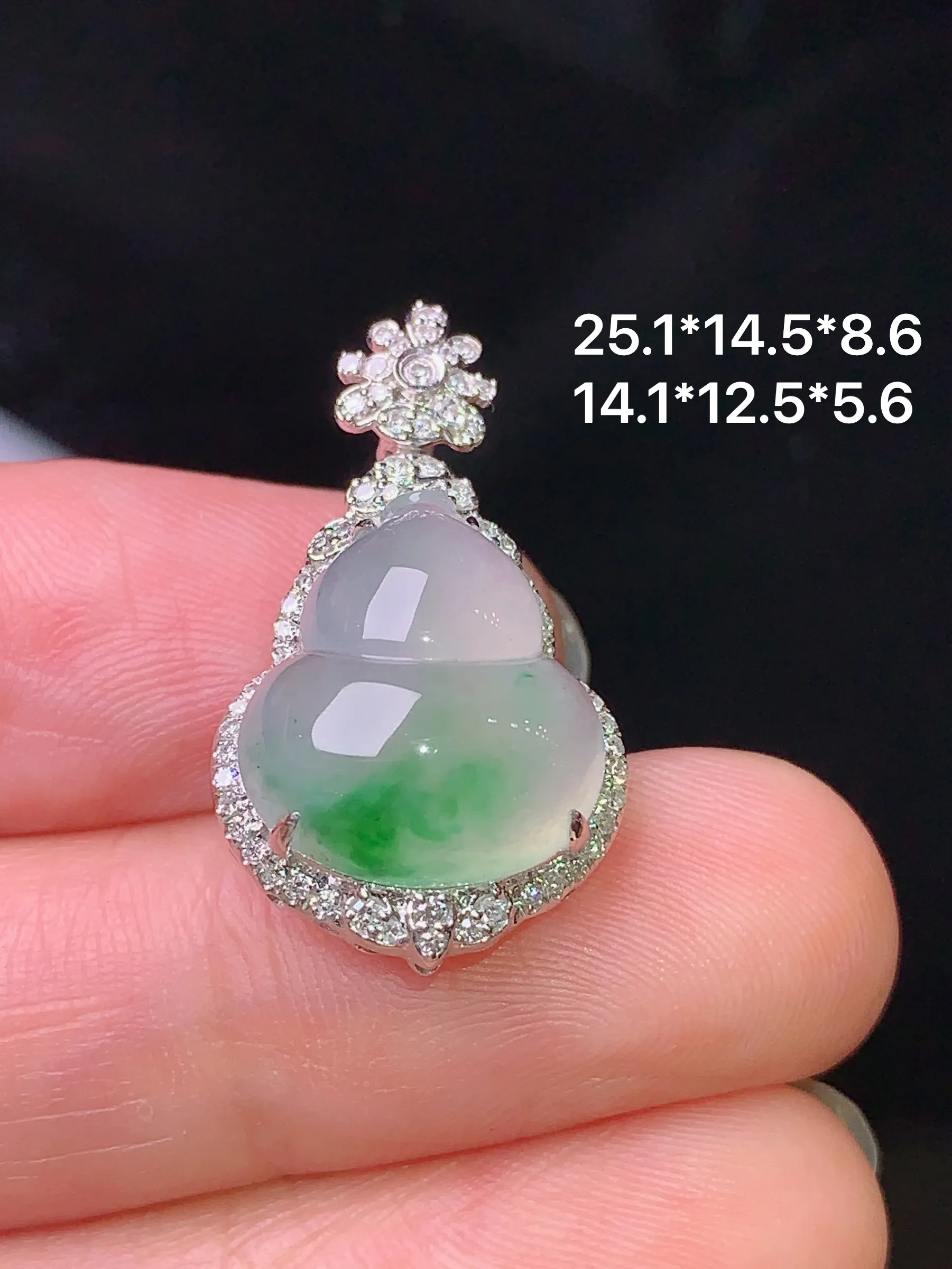 18k金钻镶嵌飘绿葫芦吊坠 玉质细腻 色泽清新艳丽 整体尺寸25.1*14.5*8.6