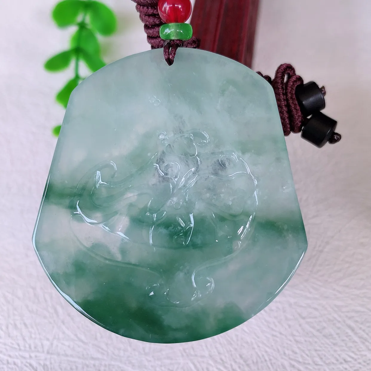 自然光实拍，冰种飘花翡翠喜上眉梢吊坠，时人之家，闻鹊声皆以为喜，故谓喜鹊报喜。”题材有喜上眉梢，双喜临门，花开富贵的美好意义。性价比超值！#46.27