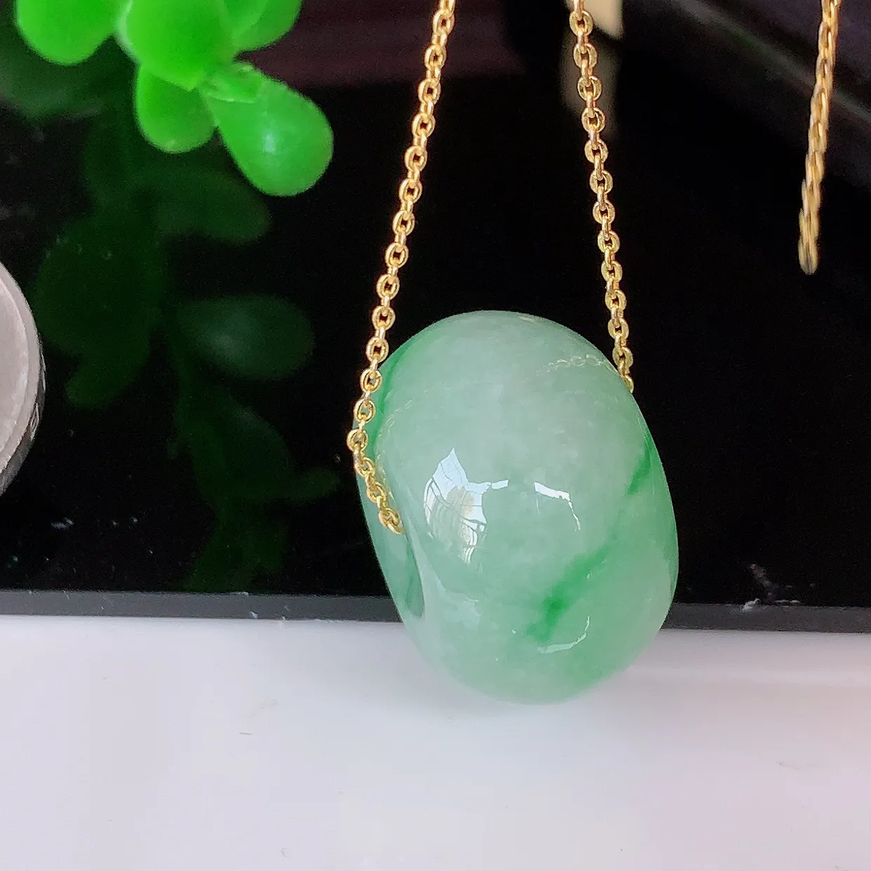 自然光实拍，冰润飘绿路路通翡翠吊坠，寓意时来运转、财源滚滚，款式新颖时尚，日常百搭的款！#05.27