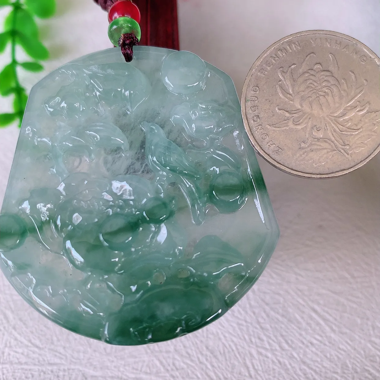 自然光实拍，冰种飘花翡翠喜上眉梢吊坠，时人之家，闻鹊声皆以为喜，故谓喜鹊报喜。”题材有喜上眉梢，双喜临门，花开富贵的美好意义。性价比超值！#46.27