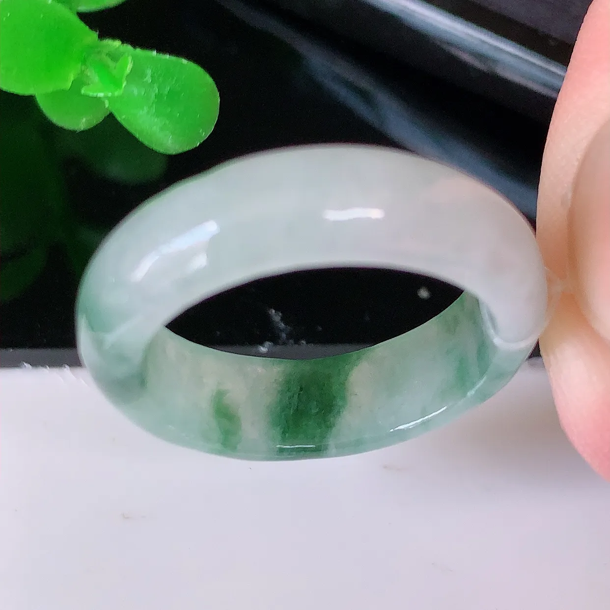 自然光实拍，18mm内径冰飘花翡翠指环，玉戒指，玉质莹润，好精美好冰润的指环，17圈口，上手纤巧！#49.27