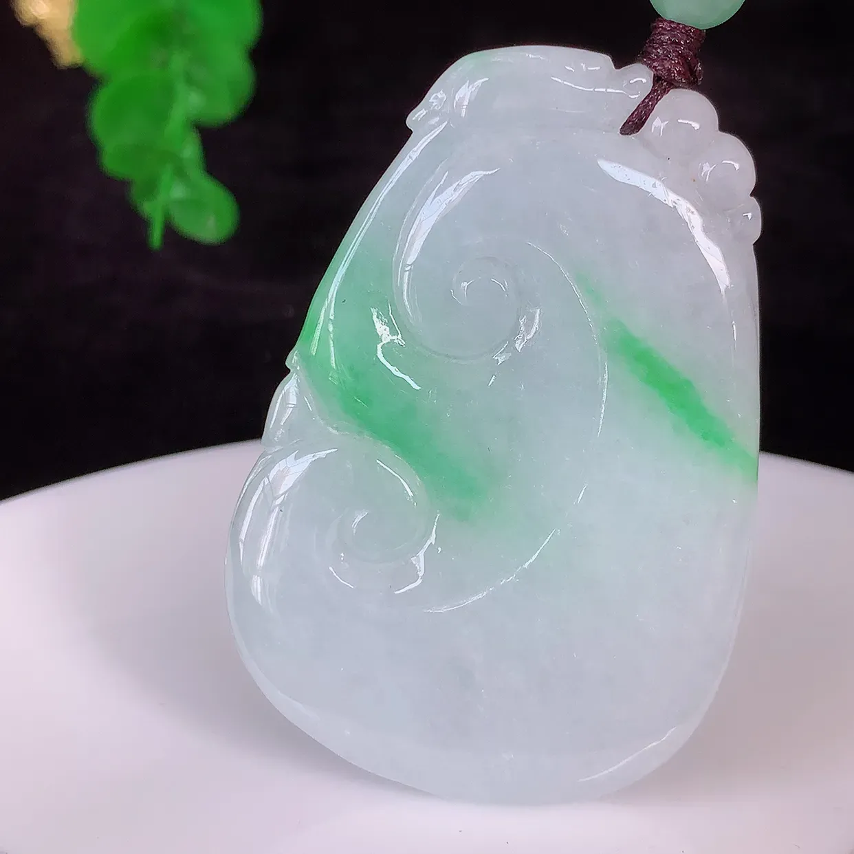 自然光实拍，冰润飘绿翡翠如意吊坠，冰透，翠色灵动，饱满，万事如意，如意一生，配戴精美！#46.27