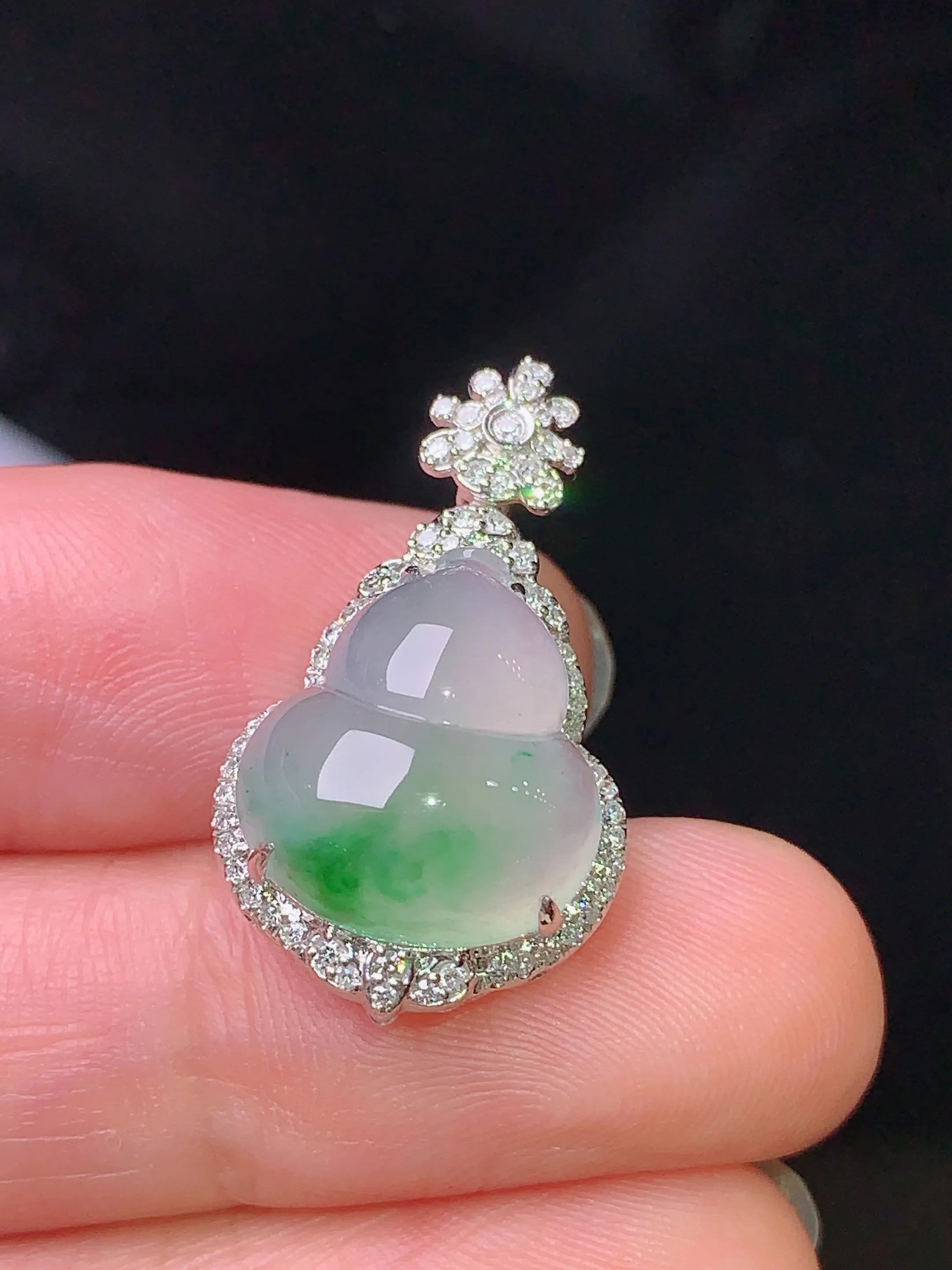 18k金钻镶嵌飘绿葫芦吊坠 玉质细腻 色泽清新艳丽 整体尺寸25.1*14.5*8.6