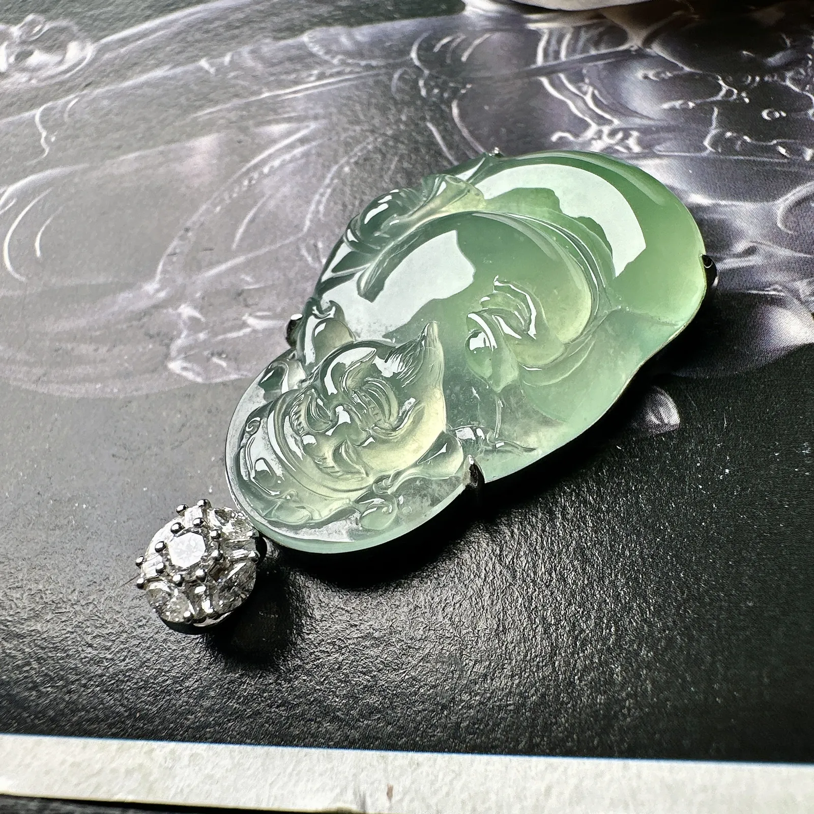 【玻璃种飘绿财神】晴绿底色泽，质地细腻，饱满圆润，笑口常开，18k金钻镶嵌，裸石尺寸32.3*21.1*5.5毫米