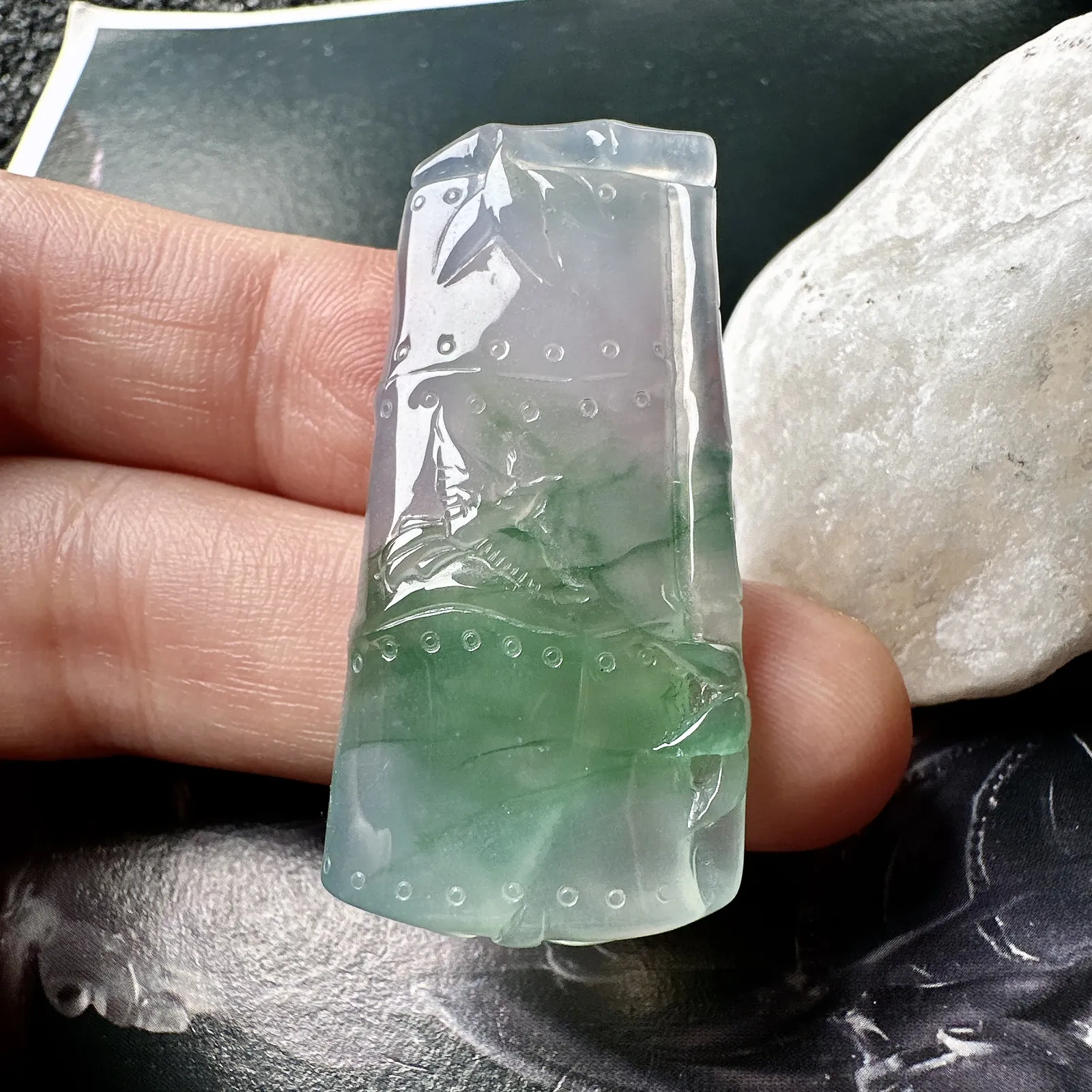 【冰种飘绿节节高吊坠】步步高升，质地细腻，通透闪耀，光可鉴人，佳品推荐
