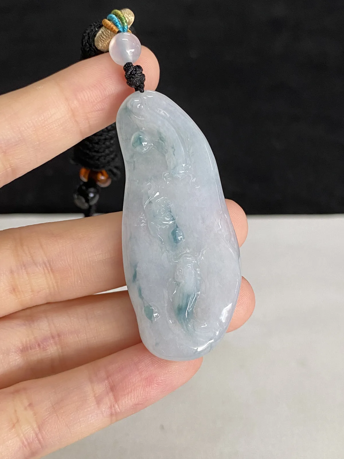 翡翠糯化种白色吊坠，“力争上游” 配珠未测