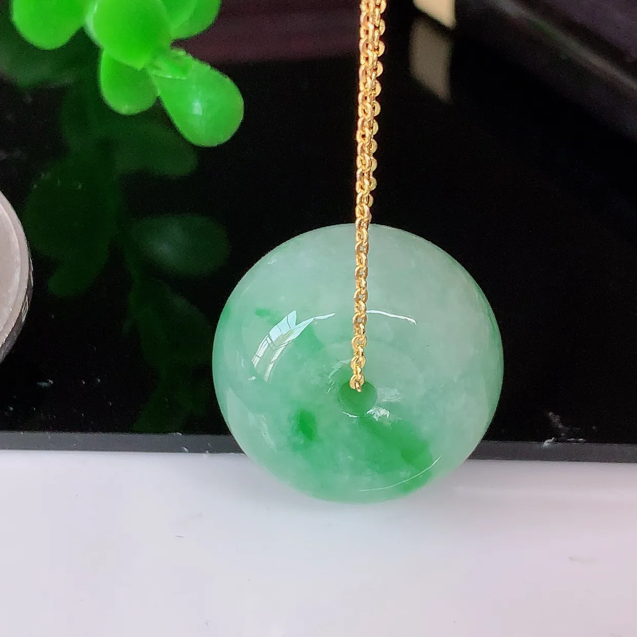自然光实拍，冰润飘绿路路通翡翠吊坠，寓意时来运转、财源滚滚，款式新颖时尚，日常百搭的款！#05.27