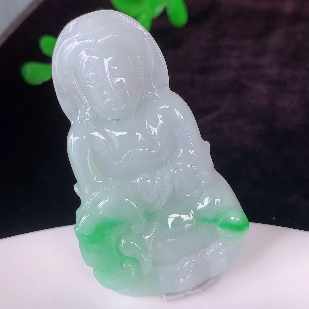 自然光实拍，冰润飘绿观音菩萨吊坠，赐福翡翠观音，翠绿迷人，观音面相端庄，佩戴时尚出众！#46.29