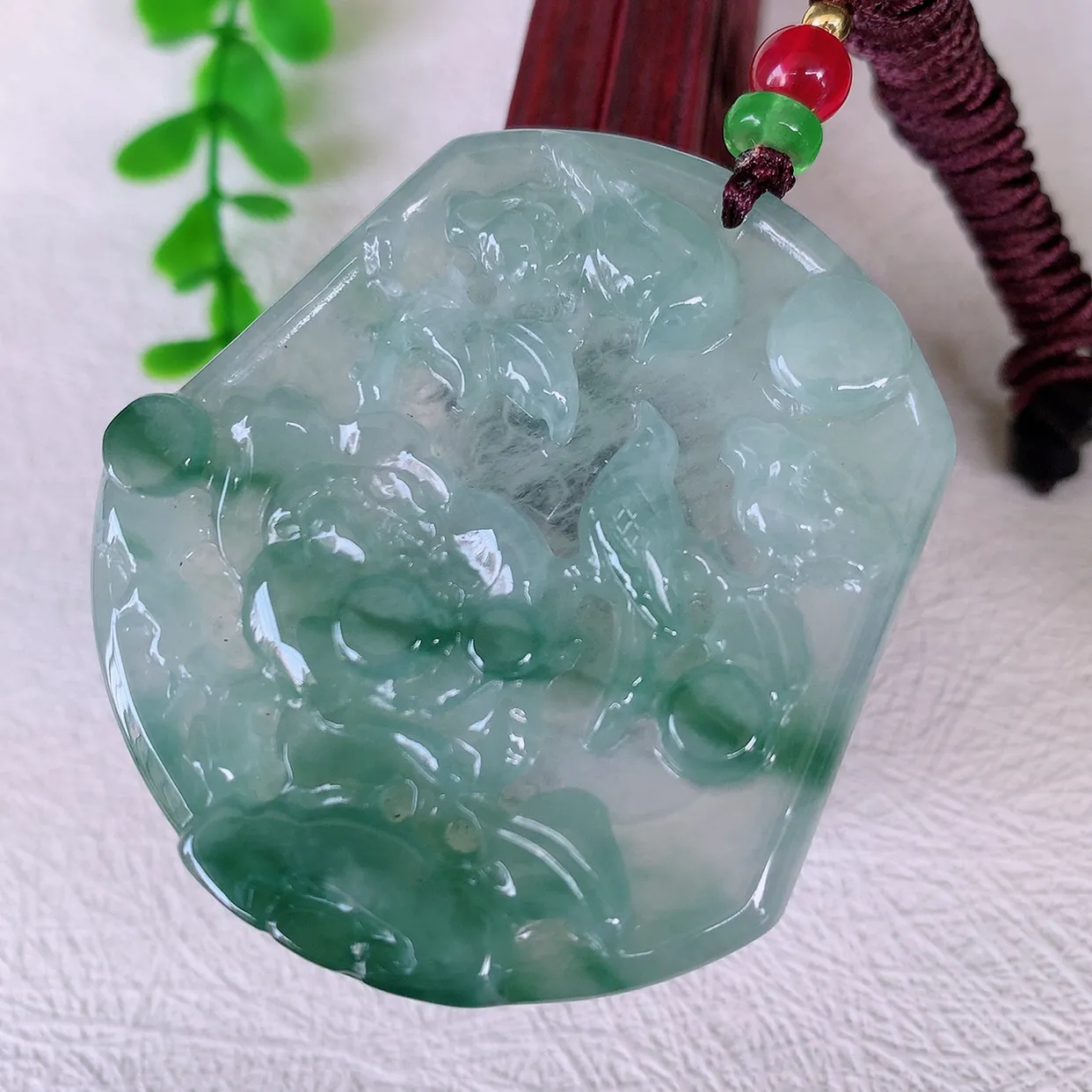 自然光实拍，冰种飘花翡翠喜上眉梢吊坠，时人之家，闻鹊声皆以为喜，故谓喜鹊报喜。”题材有喜上眉梢，双喜临门，花开富贵的美好意义。性价比超值！#46.27