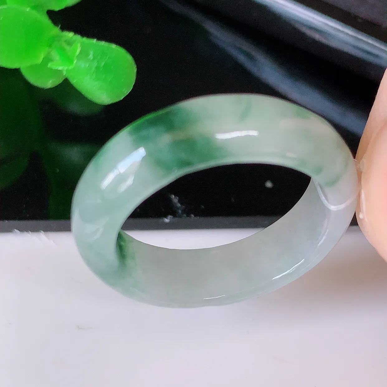 自然光实拍，18mm内径冰飘花翡翠指环，玉戒指，玉质莹润，好精美好冰润的指环，17圈口，上手纤巧！#49.27