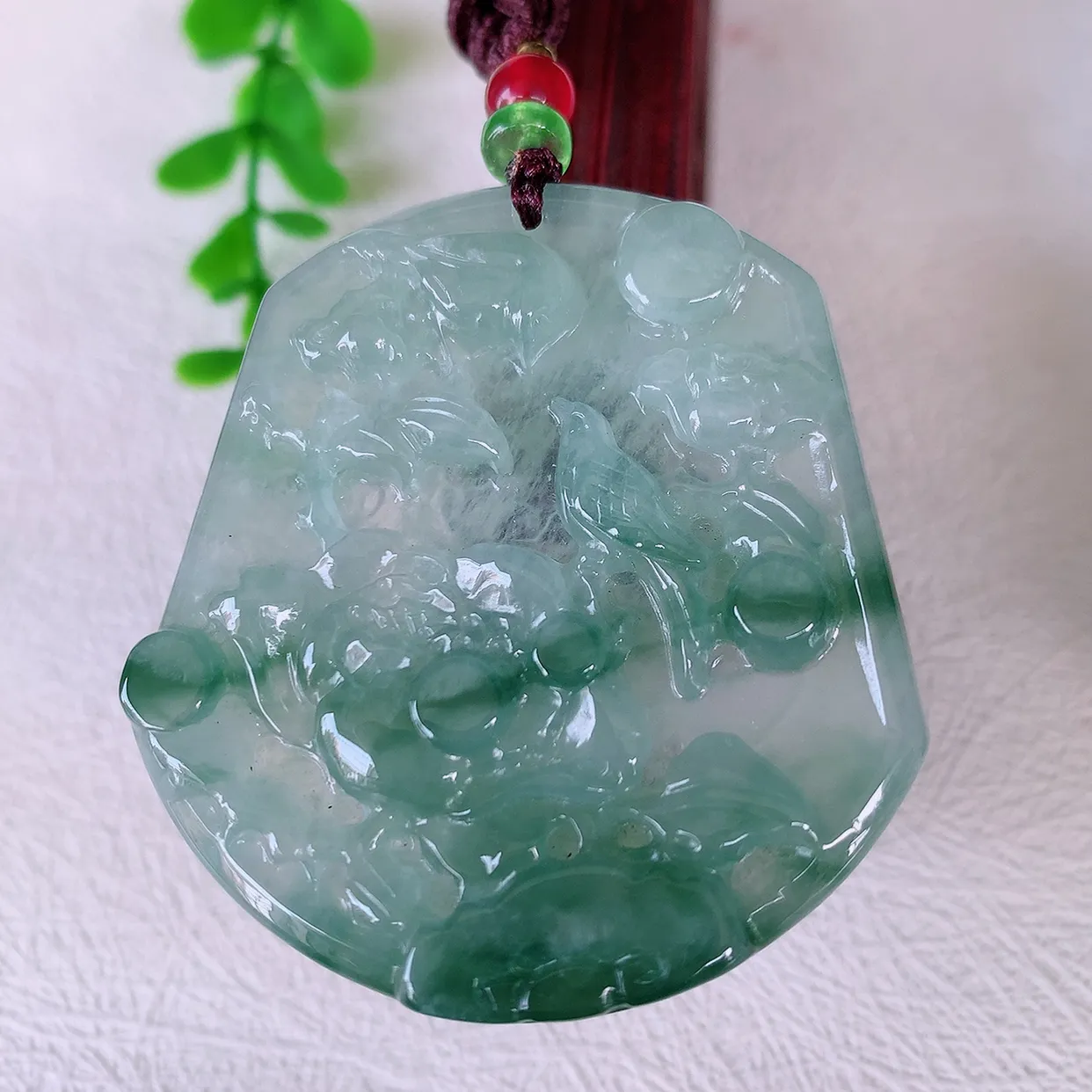 自然光实拍，冰种飘花翡翠喜上眉梢吊坠，时人之家，闻鹊声皆以为喜，故谓喜鹊报喜。”题材有喜上眉梢，双喜临门，花开富贵的美好意义。性价比超值！#46.27