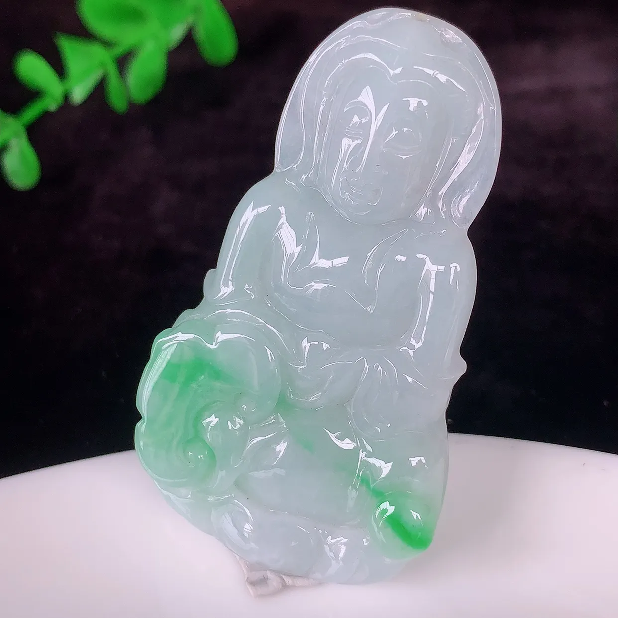 自然光实拍，冰润飘绿观音菩萨吊坠，赐福翡翠观音，翠绿迷人，观音面相端庄，佩戴时尚出众！#46.29