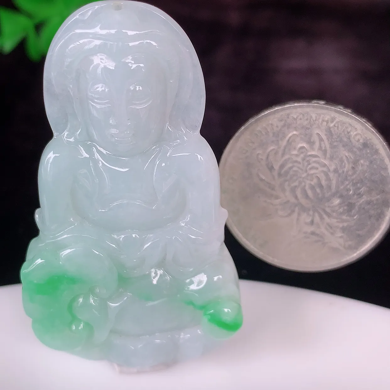 自然光实拍，冰润飘绿观音菩萨吊坠，赐福翡翠观音，翠绿迷人，观音面相端庄，佩戴时尚出众！#46.29