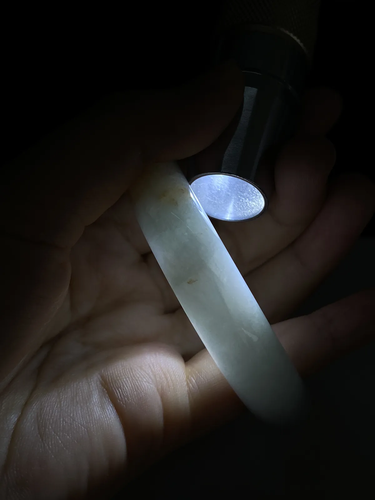 正圈58.6圈口，翡翠糯化种淡绿色手镯