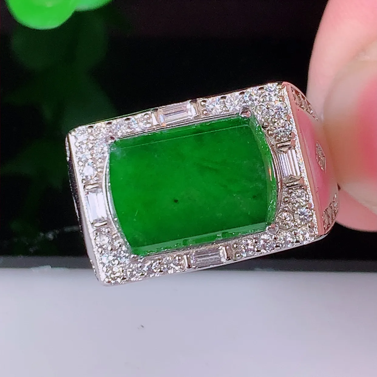 冰透满绿翡翠马鞍925银镶嵌戒指，自然光实拍，翠色灵动，颜色漂亮，种老水足，品相佳，佩戴佳品！#97
