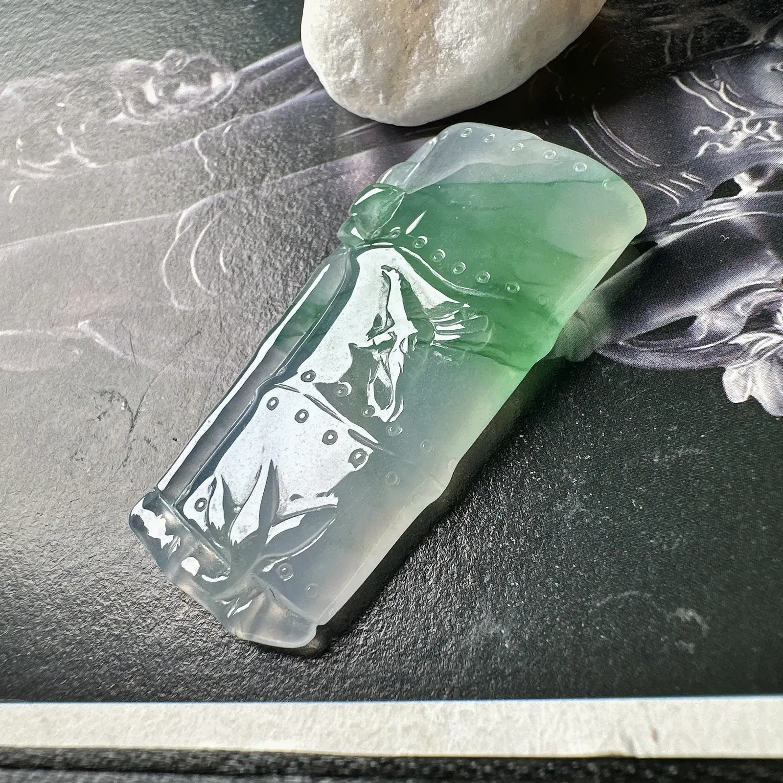 【冰种飘绿节节高吊坠】步步高升，质地细腻，通透闪耀，光可鉴人，佳品推荐