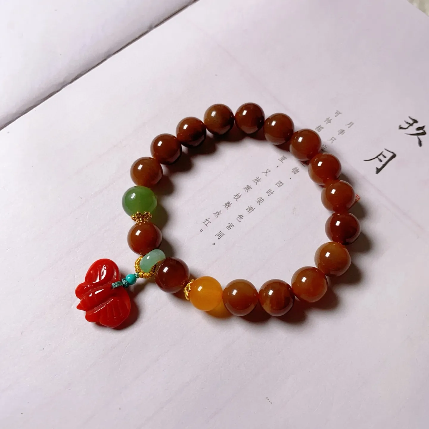 天然精品和田玉糖料手链，特别简单大气的一款，玉质细腻油润，色泽柔和，珠子颗颗圆润饱满无暇，密度高，油性好，越带越润，搭配碧玉，蜜蜡，翡翠，南红吊坠，珠子10mm