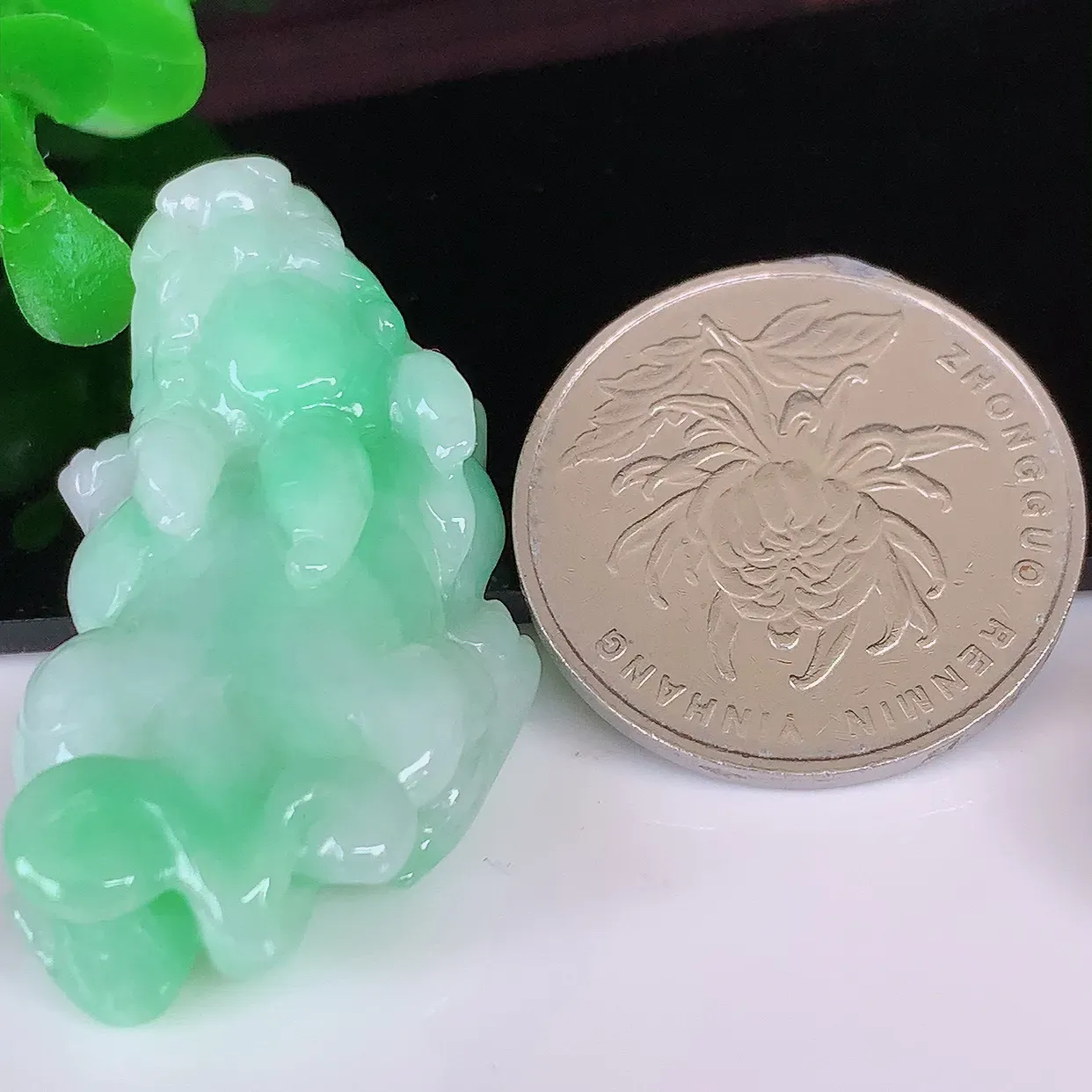18K金镶嵌飘绿招财貔貅翡翠吊坠，民间有“一摸貔貅运程旺盛，再摸貔貅财运滚滚，三摸貔貅平步青云 ”的美好祝愿。#00.27整体45裸石39*18.5*11