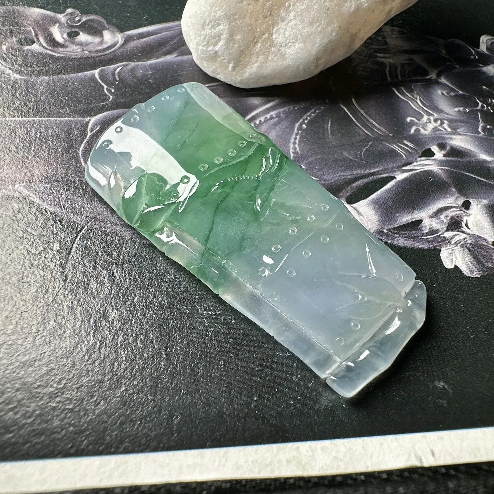 【冰种飘绿节节高吊坠】步步高升，质地细腻，通透闪耀，光可鉴人，佳品推荐