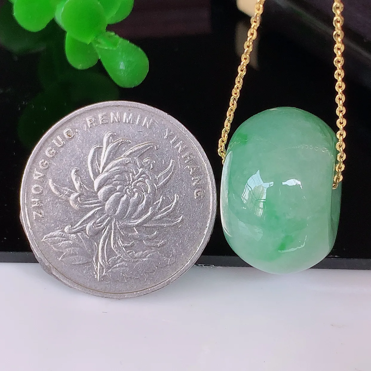 自然光实拍，冰润飘绿路路通翡翠吊坠，寓意时来运转、财源滚滚，款式新颖时尚，日常百搭的款！#05.27